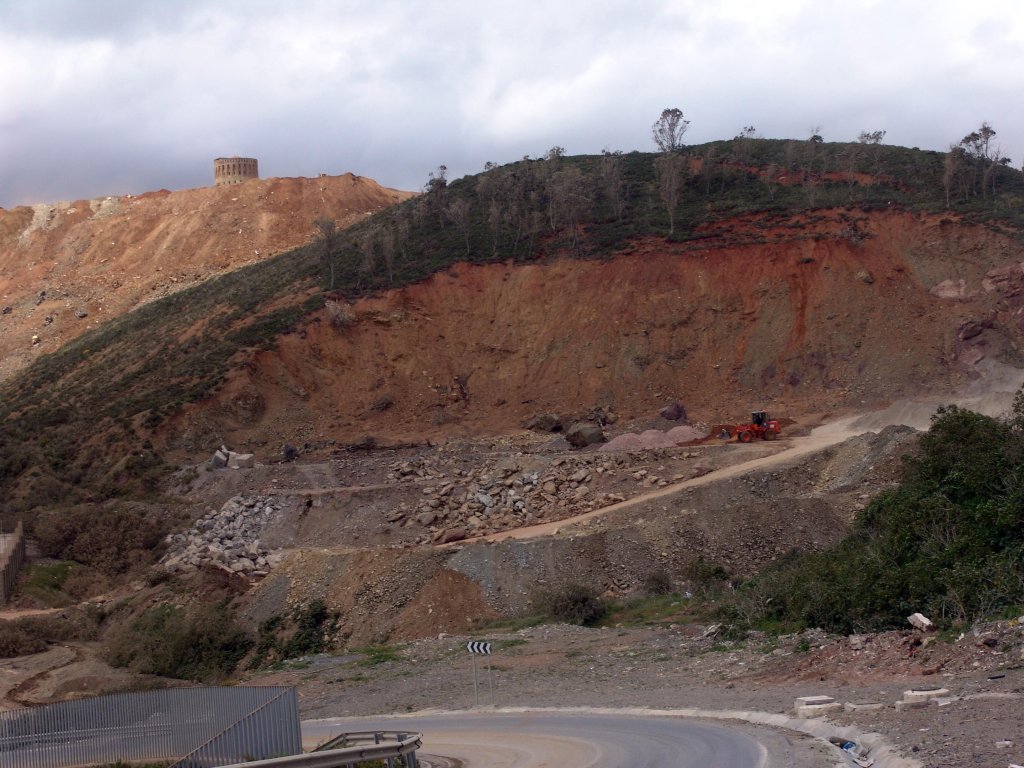 Tierras acumuladas en el perímetro.