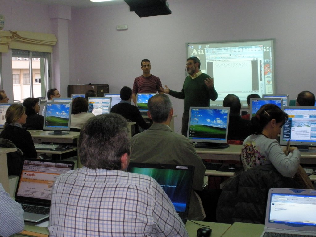 Docentes asisten a un curso de formación en el Centro de Profesores y Recursos.
