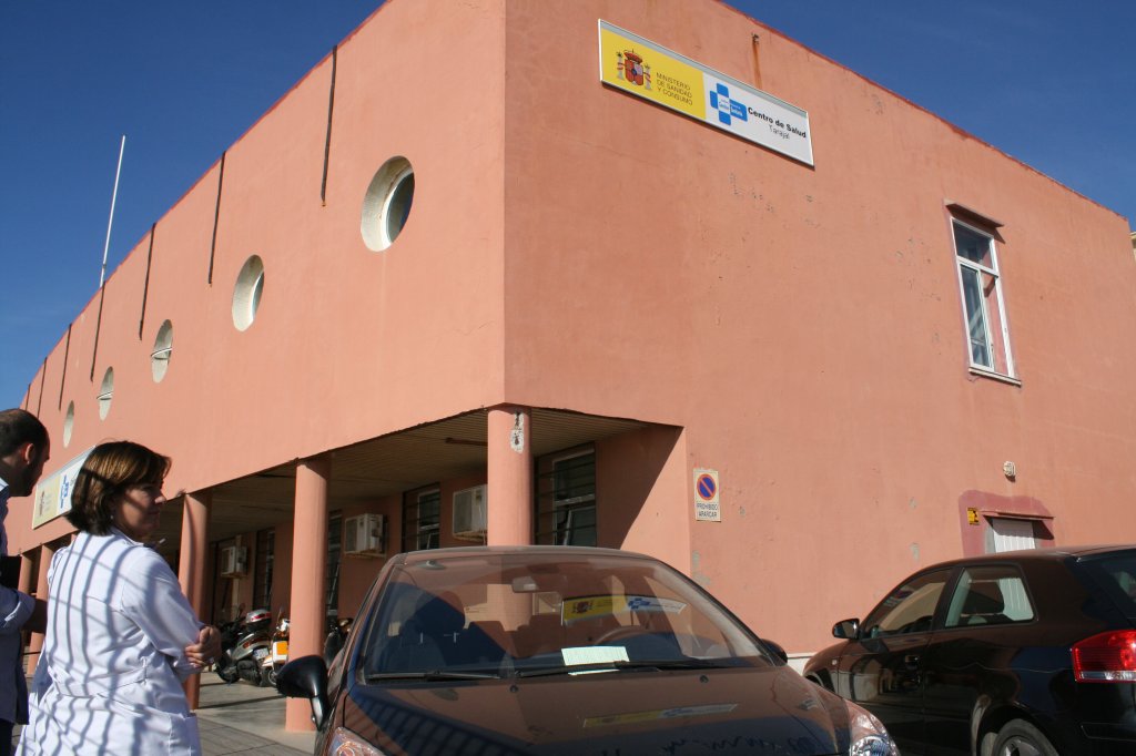 Usuarios acuden al centro de salud del Tarajal, la zona 3.