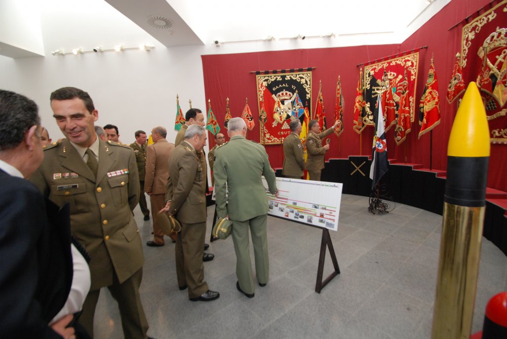 Acto de inauguración de la exposición por el tercer aniversario. QUINO
