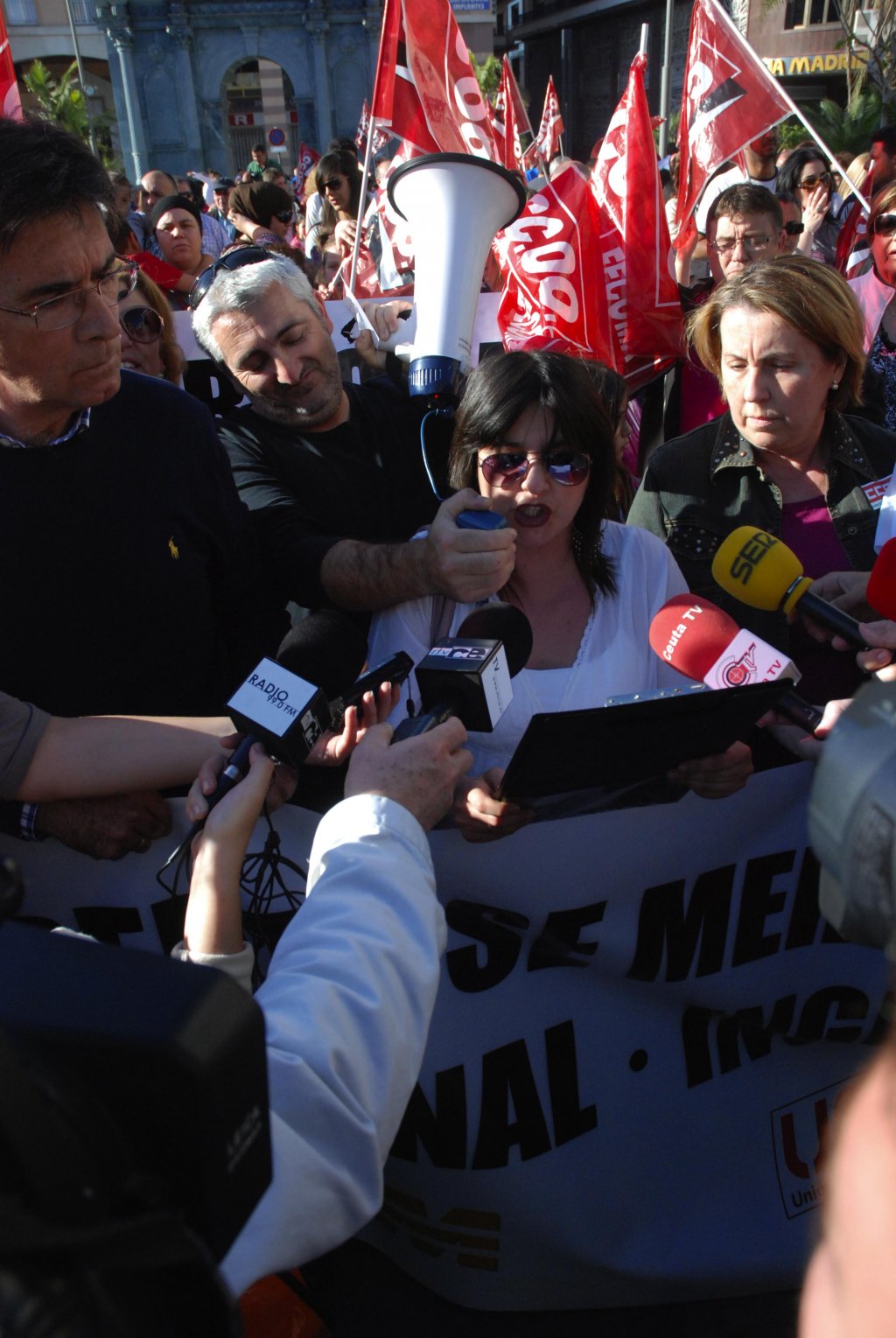 La mayoría de la Junta de Personal continúa con su campaña de recogida de firmas -ya recopilan unas 5.000- y pronto volverá a reunirse para decidir si programan nuevas movilizaciones como la de ayer.Quino.