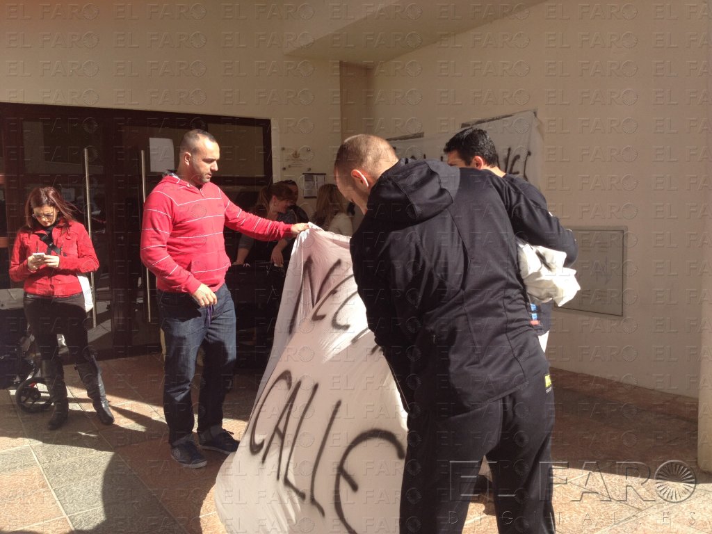 Vecinos esta tarde, colocando pancartas en el exterior del edificio