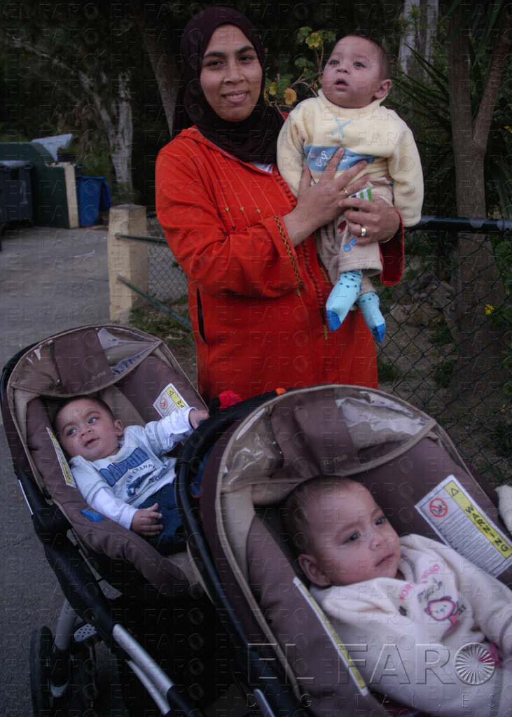 Elham, junto a sus pequeños, ayer en los exteriores del CETI.