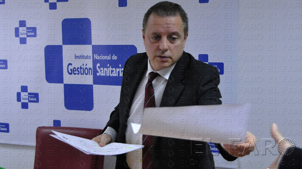 Fernando Pérez-Padilla, máximo representante de la administración sanitaria en la ciudad, en su comparecencia de ayer en la Dirección Territorial. Arriba el cuadro de presupuestos y Capítulo I.