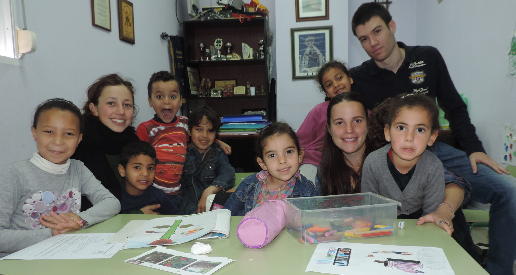 Alissa Gianni y Mathilde Lemercier, junto a alumnos y un profesor en las aulas de la Estación de Ferrocarril.