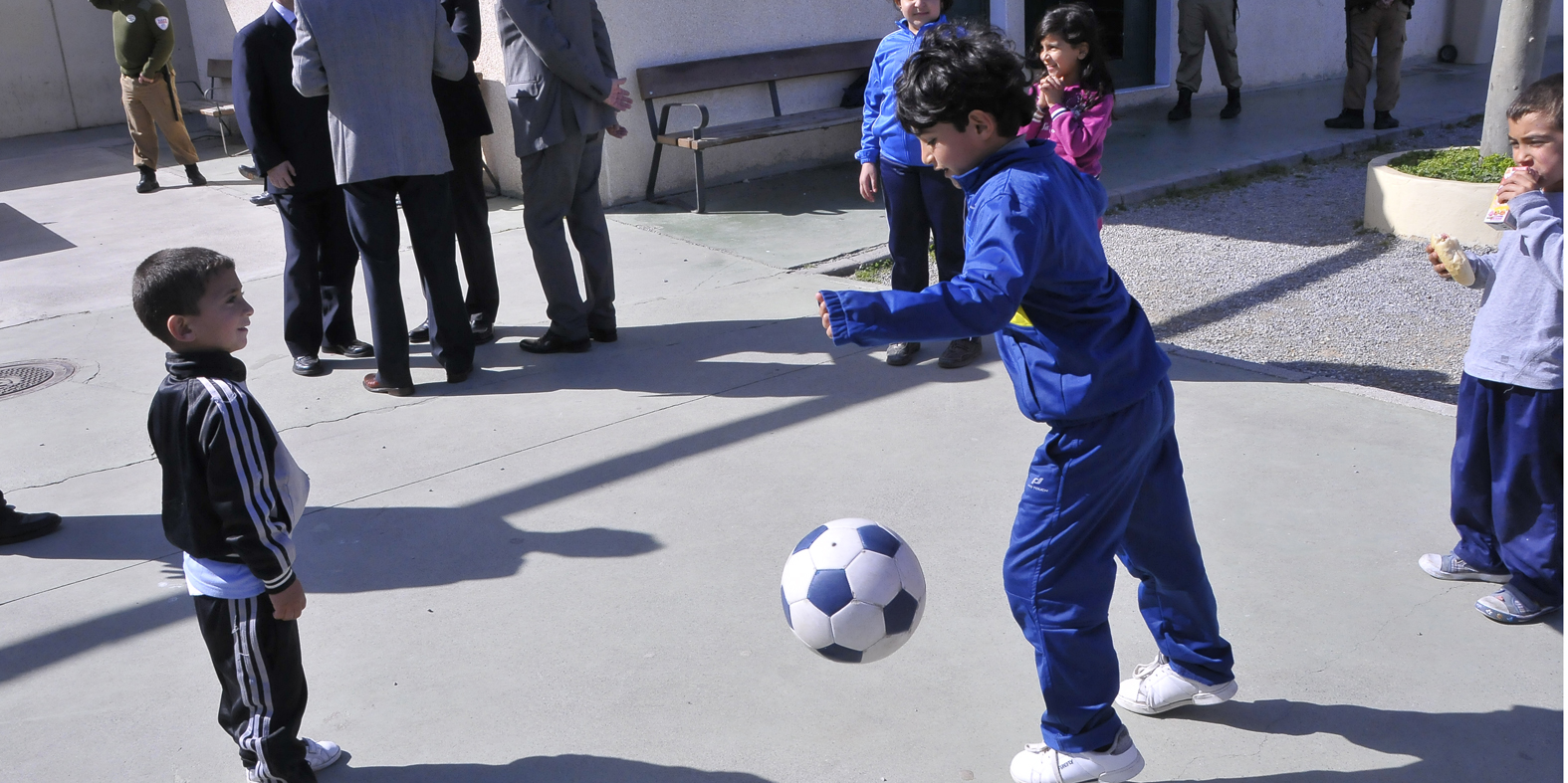 Unos niños sirios juegan al balón en una de las últimas visitas institucionales giradas a las instalaciones del Jaral.