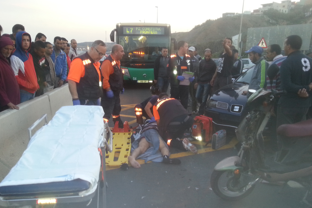 Una ambulancia del 061 se desplazó hasta el lugar del accidente para atender al conductor de una moto. Zouhair El Bouhati