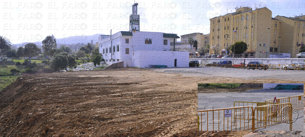 La ONG, propietaria de la explanada anexa a la mezquita, arroja tierra en el terreno. A la derecha, vallas cedidas por Obimace a petición de Luna Blanca. Quino