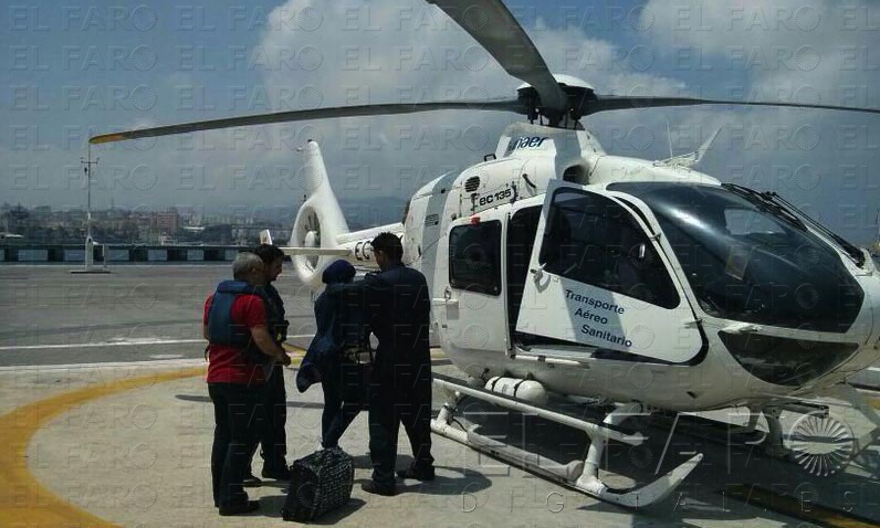 La pareja, a punto de subir a la aeronave, recibe explicaciones del equipo. j.o.