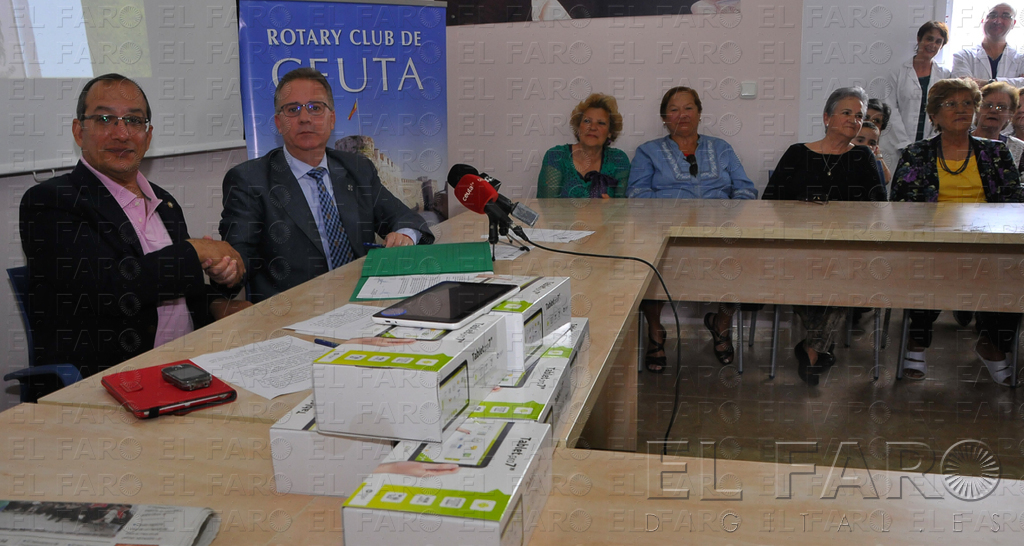 Bhaguan Dhanwani Doulatram y Alberto Gallardo, en la firma del convenio ante usuarios y personal del centro. Quino