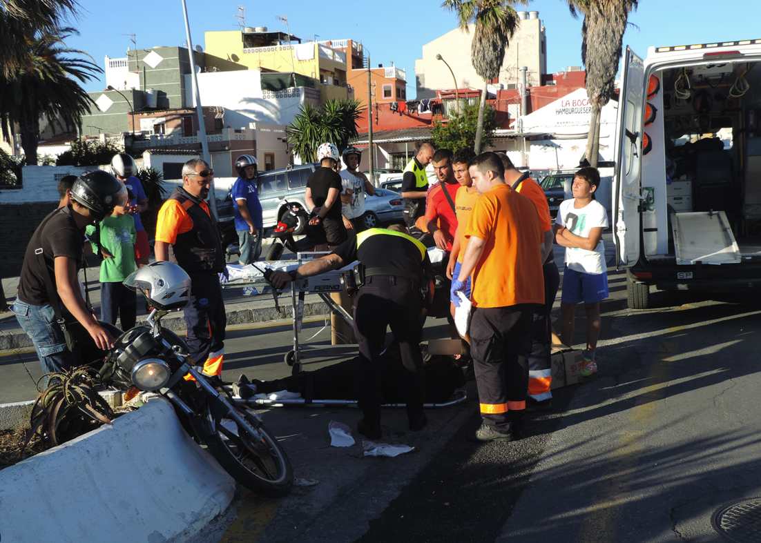 j.o. Vecinos y conocidos socorrieron al accidentado en los momentos que precedieron al choque de vehículos. j.o.