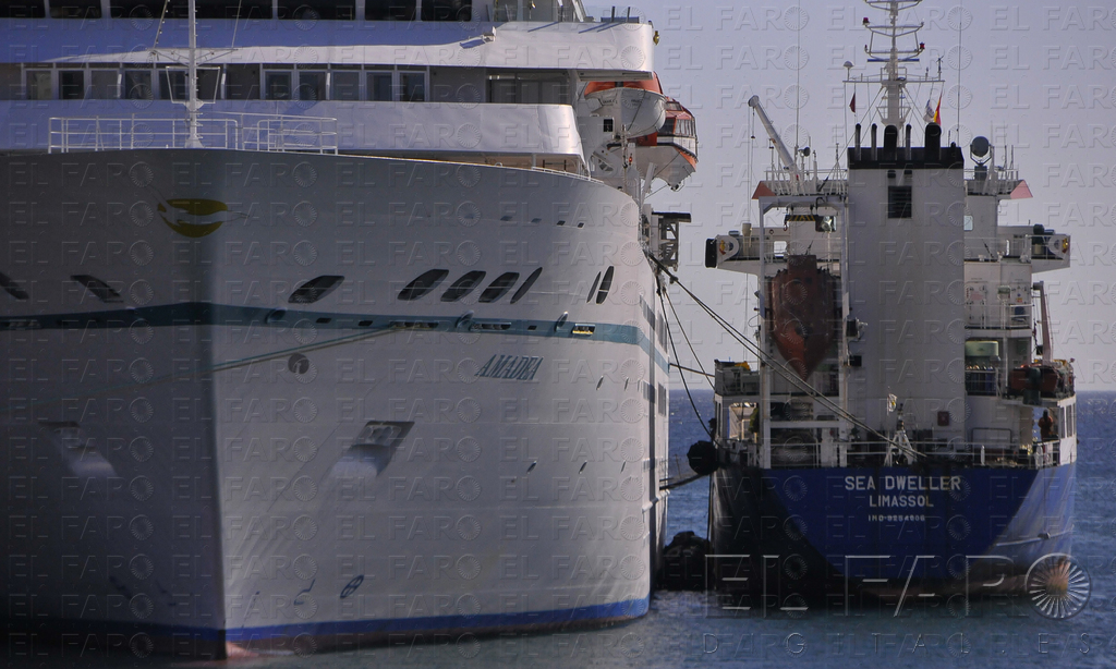 La embarcación que trasvasa el combustible se abarloó al crucero para efectuar la operación mediante conexión de mangueras.