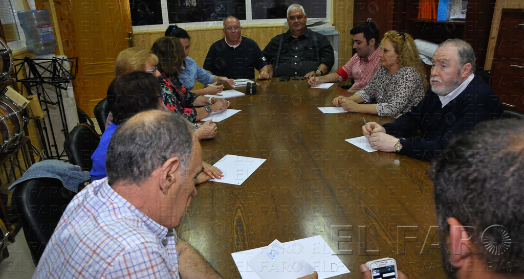 Nueva junta directiva de la Federación de Vecinos, aunque incompleta por la ausencia de algunos miembros.