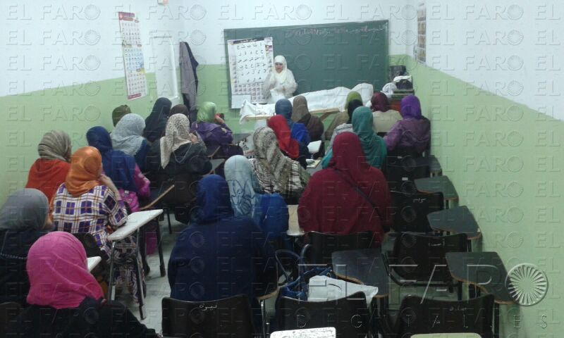 La explicación reunió a unas 25 mujeres. A la derecha, Halla Malika junto al maniquí utilizado en las prácticas.