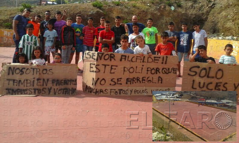 Usuarios y vecinos congregados confeccionaron pancartas con su mensaje dirigido a las autoridades.