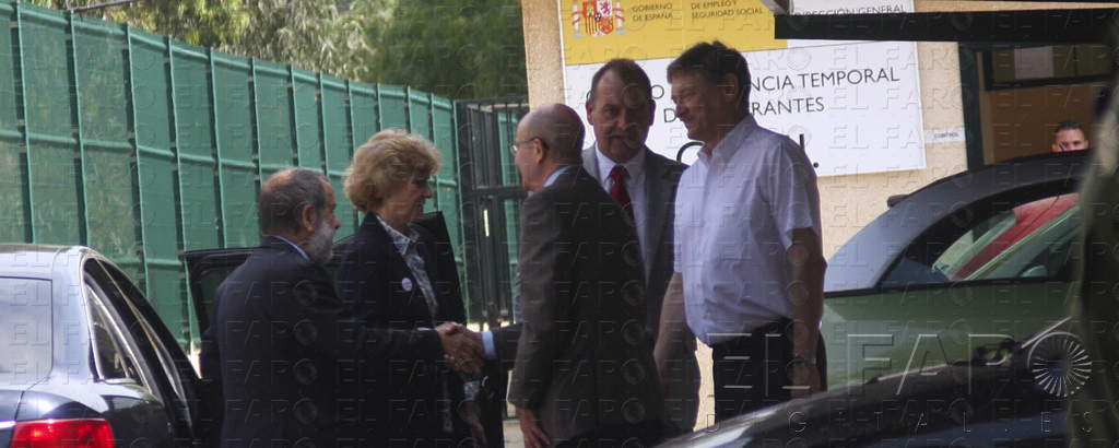 El director del CETI, Carlos Guitard, saluda a Becerril y a su adjunto, Fernández Marugán.
