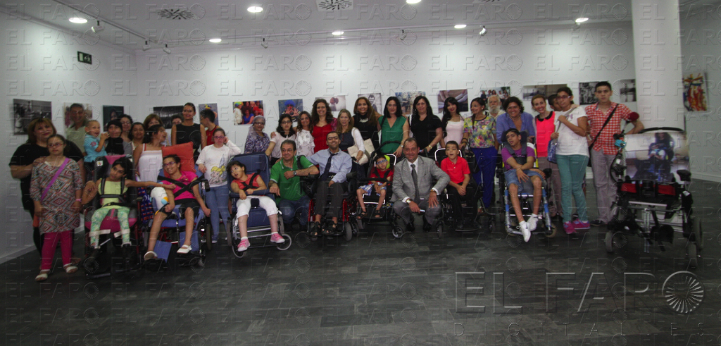 Artistas, familiares, personal del Centro de Educación Especial San Antonio, otros miembros del colectivo, el fotoperiodista Ananou y el delegado del Gobierno, ayer en la muestra. Reduan Ben Zakour