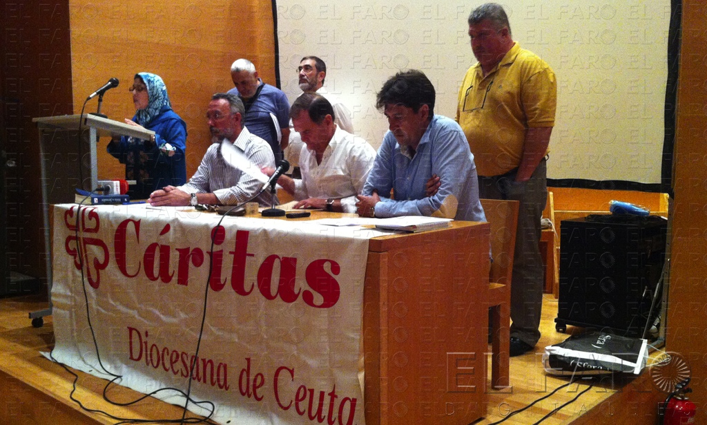 Representantes de las comunidades cristina y musulmana durante el acto en las Murallas Reales.