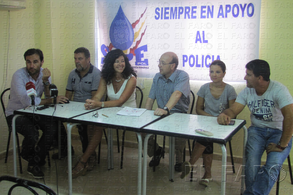 Representantes del SIPE y de las asociaciones de vecinos, ayer en el local social de Manzanera.