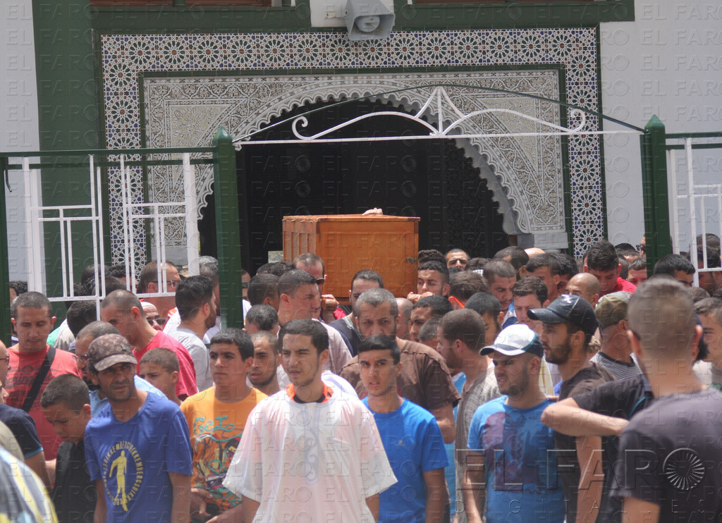 Dos momentos del funeral de Sufian A.C. Arriba, el féretro sale de la mezquita de Sidi Embarek a hombros de familiares y amigos. Abajo, el cuerpo se adentra en el cementerio donde encontró su morada eterna. Reduan Ben Zakour