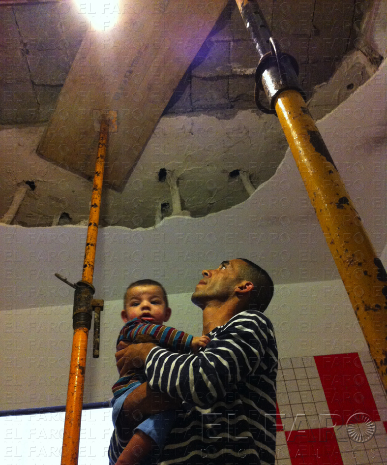 Mustapha El Kaoum con su hijo Sulayman en el salón de la casa.