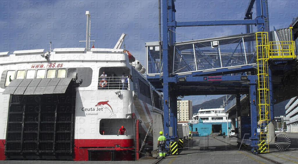 Entrada en funcionamiento de la nueva pasarela móvil que ya utilizan los usuarios en la Estación Marítima del Puerto de Algeciras.