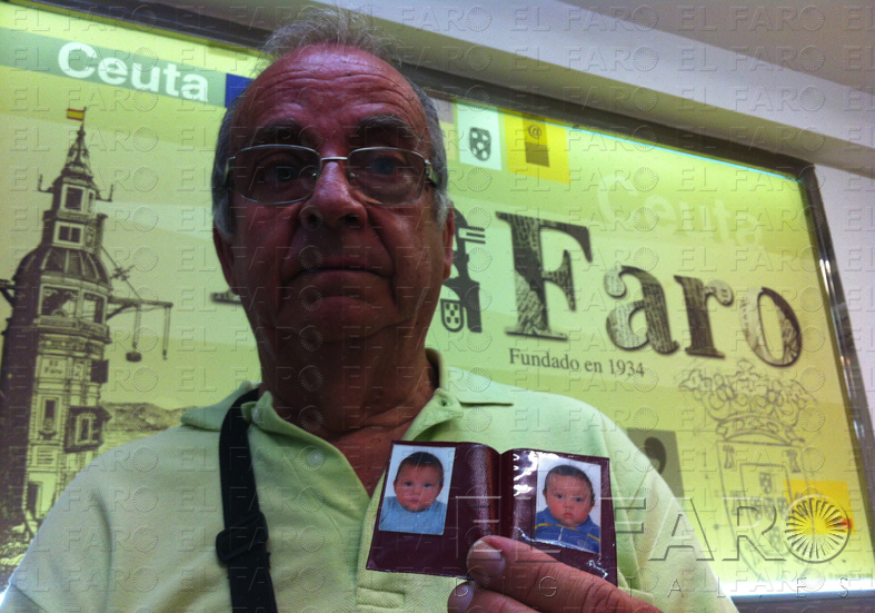Antonio García muestra la fotografía de sus hijos y el Libro de Familia.