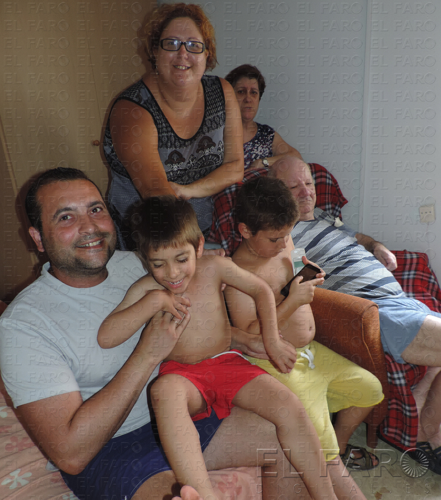Los seis miembros de esta familia en apuros, ayer en una de las dos habitaciones de esta vivienda.