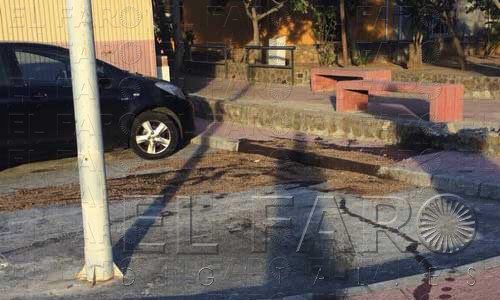 El coche fue retirado pero impacto cerca de un paso de peatones, indicaron.