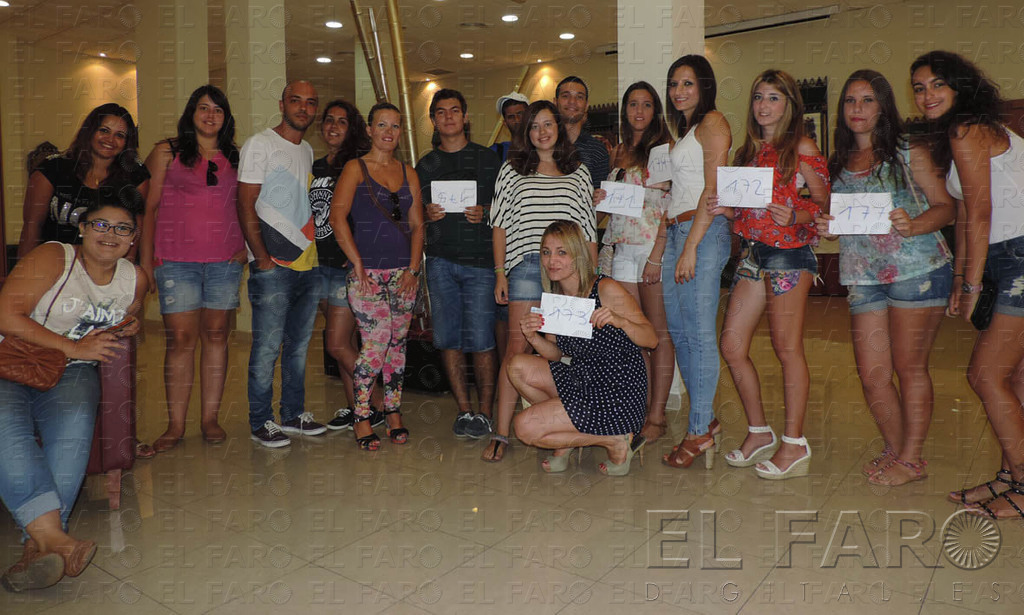 Un grupo de aspirantes, ayer en el salón del Hotel Ulises, donde se desarrolló el casting.