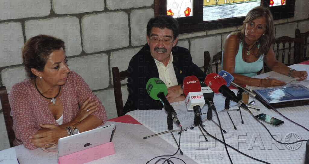 De izquierda a derecha, África Fernández, Antonio Carrión y Carolina Lázaro, en la presentación en la Cafetería Portuario.