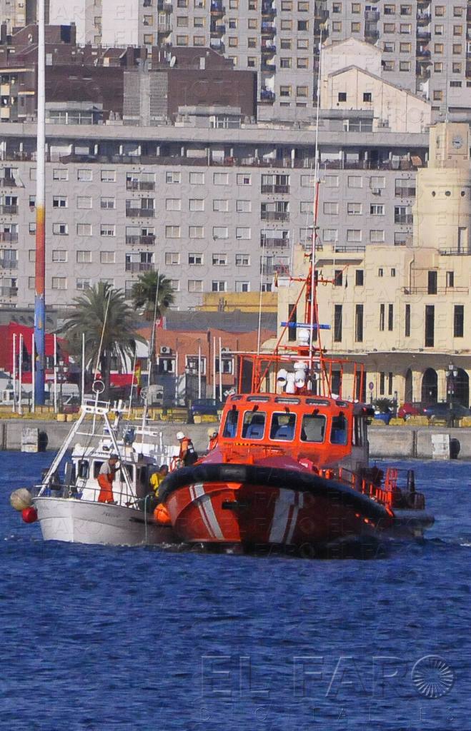 La embarcación de Salvamento Marítimo arrastra a El Vivillo.