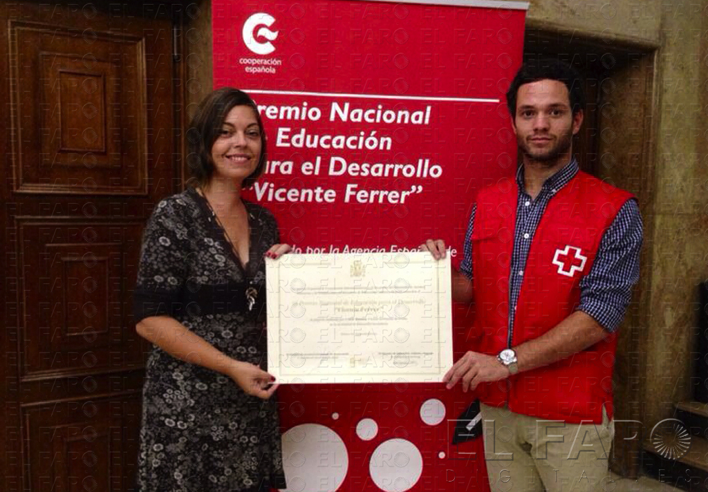 la coordinadora de la iniciativa en el ‘almina’ y el director de cruz roja juventud ceuta recogieron el premio
