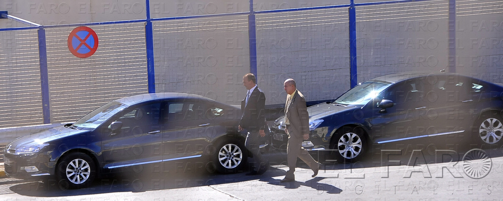 El delegado del Gobierno, Francisco Antonio González, abandona las dependencias fronterizas tras mantener un encuentro con las Fuerzas de Seguridad del Estado.