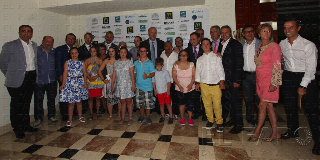 Los jóvenes de la Asociación Síndrome de Down Ceuta junto al técnico salmantino, autoridades, representantes de la sociedad ceutí y, en definitiva, solidarios.
