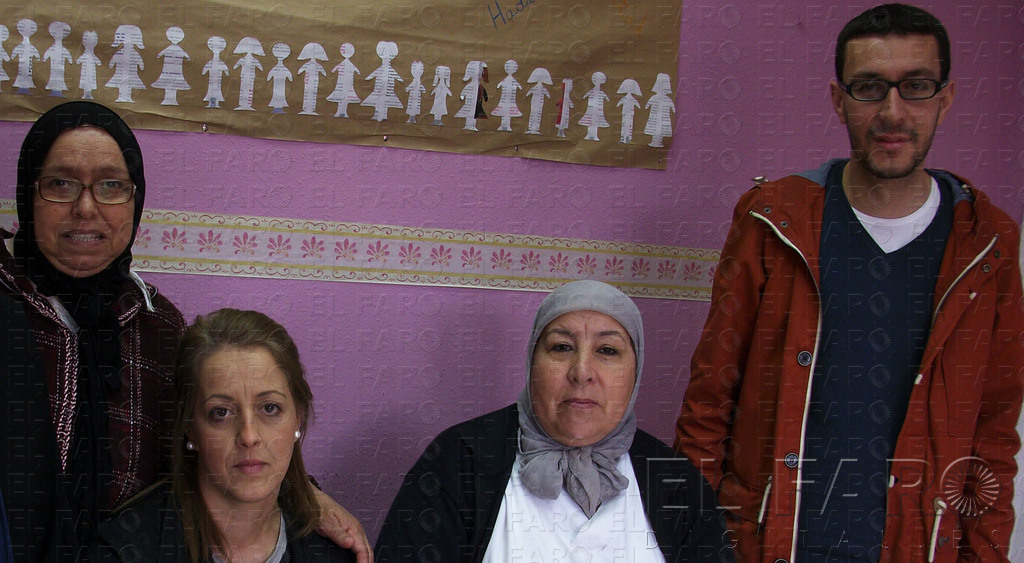 De derecha a izquierda, Reduan Alí, voluntario de Al Ambar; Habiba Abdelkader, su presidenta; y Sabah Ahmed, vicepresidenta.