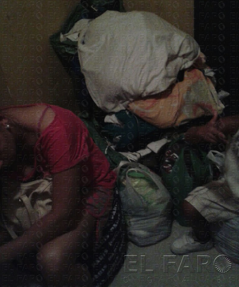Mª Luisa Abdeselam Maldonado y su hijo junto a sus pertenencias.