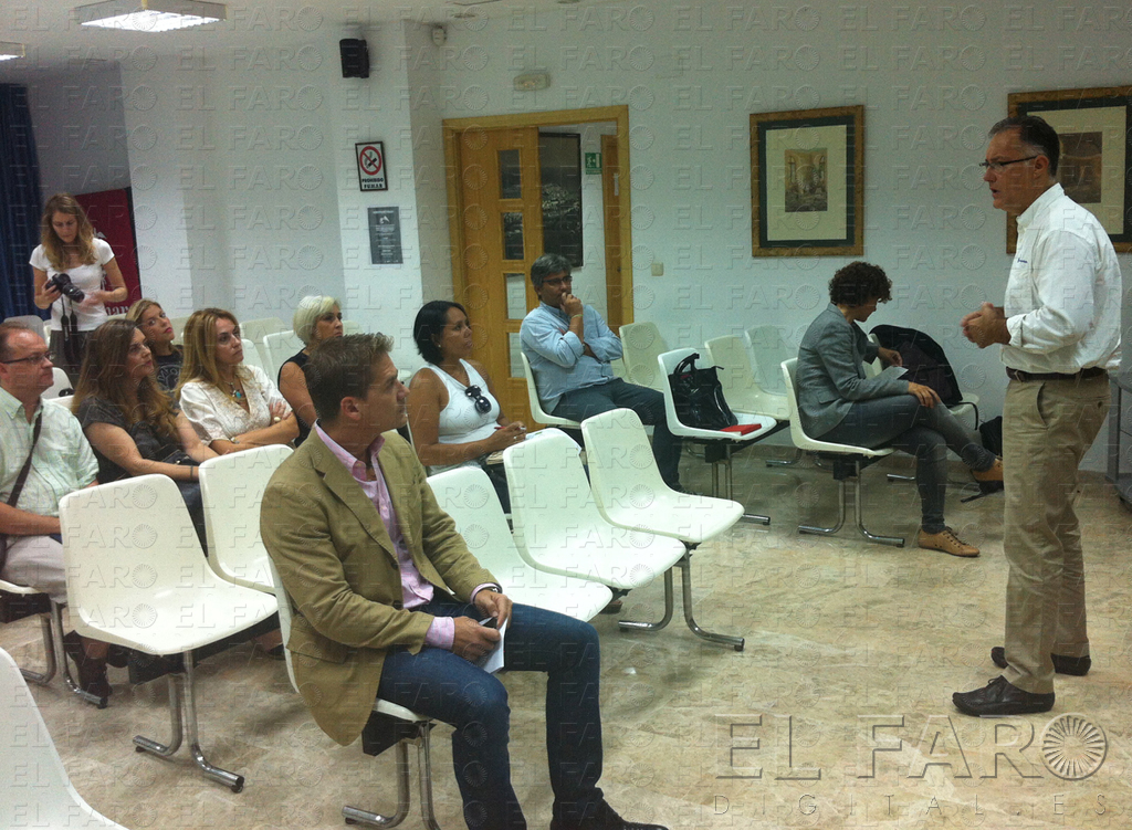 Rafael Moreno, gerente de AEEN, introduce a los asistentes al contenido de esta formación.