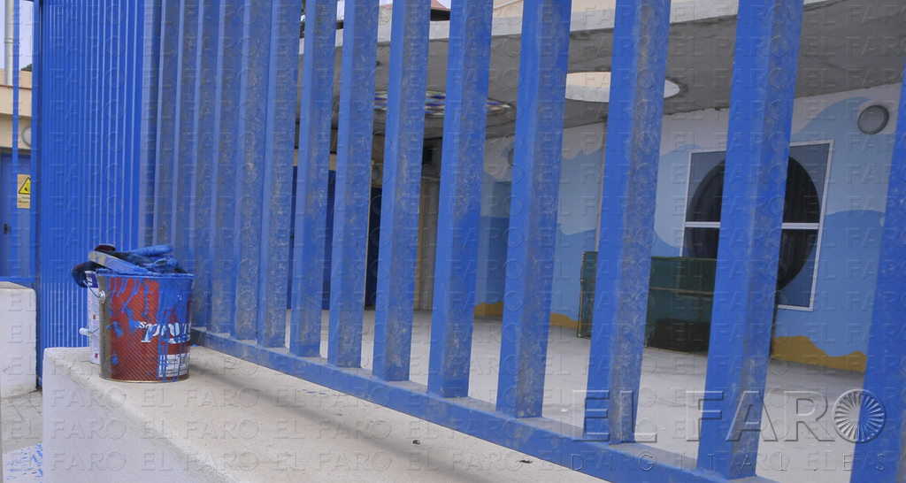 El trabajador de la escuela infantil adecentó este verano la valla que circunda el perímetro del patio.