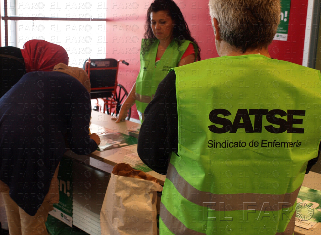 Miembros de esta representación de trabajadores en un acto en las instalaciones sanitarias locales.