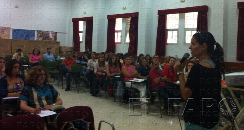 La psicopedagoga Mar Romera, ayer en el IES ‘Camoens’, imparte el curso ante un numeroso público.