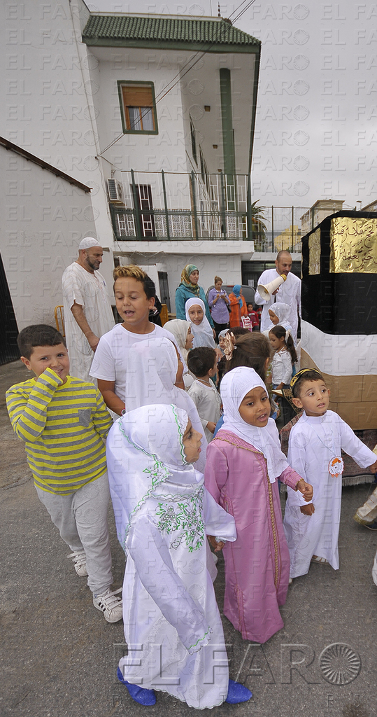 Los alumnos, por clases, fueron saliendo al acceso a la mezquita. Reportaje gráfico: Quino