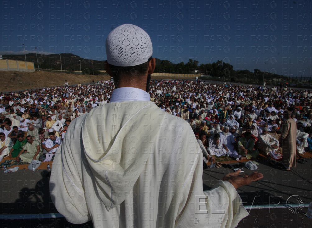 El imam frente a miles de fieles en la oración por la culminación del mes de ayuno.