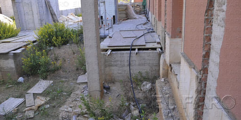 Estado en el que se encuentra la parte trasera del centro de salud del Tarajal desde que la reforma y ampliación quedó paralizada en 2013.