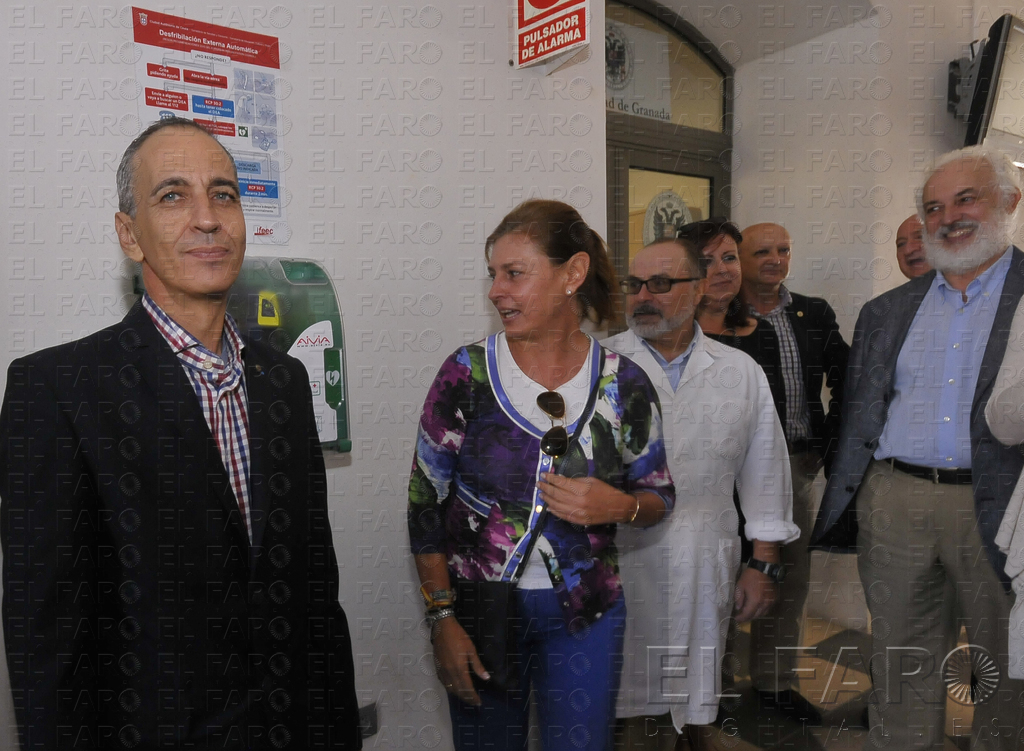 Los consejeros de Sanidad y Educación, junto a los representantes de la UNED, UGR e Instituto de Idiomas. Quino