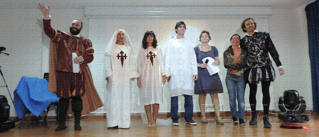 Escena célebre. “¿No es cierto, ángel de amor, que en esta apartada orilla...?”. Los docentes, con un vestuario acorde al utilizado a mediados del siglo XVI, recrearon escenas de la obra como aquella en la que don Juan y don Luis apuestan en una taberna sobre la conquista de la novicia; en la que doña Inés confiesa el amor que siente por don Juan; o la escena del sofá, en la que el protagonista recita el fragmento: “¿No es cierto, ángel de amor, que en esta apartada orilla más pura la luna brilla y se respira mejor?”.