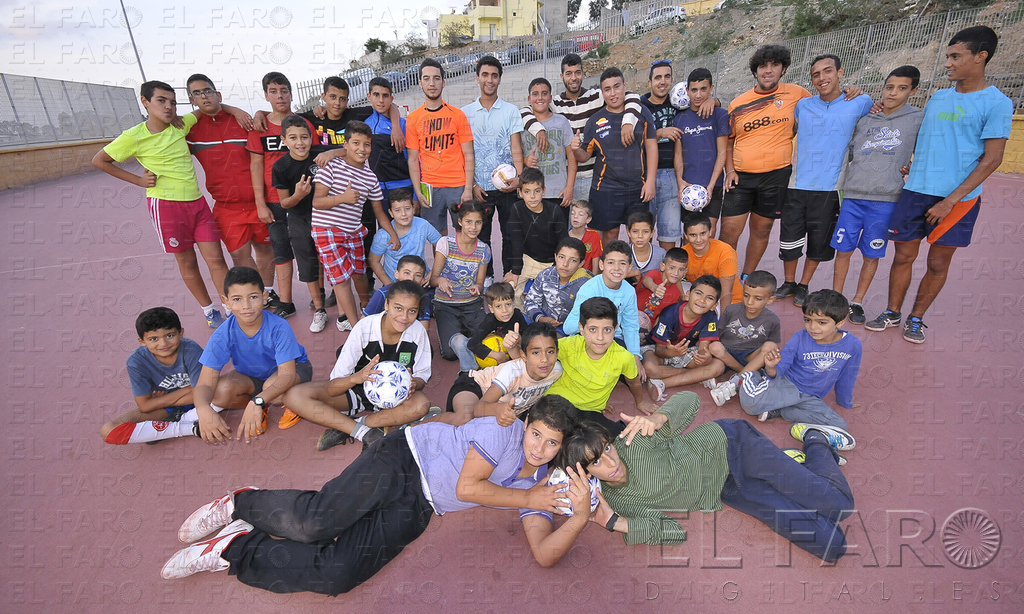 Alumnos de ambos grupos, este viernes, en un descanso del entrenamiento que desarrollan lunes, miércoles y viernes en el polideportivo de la barriada.