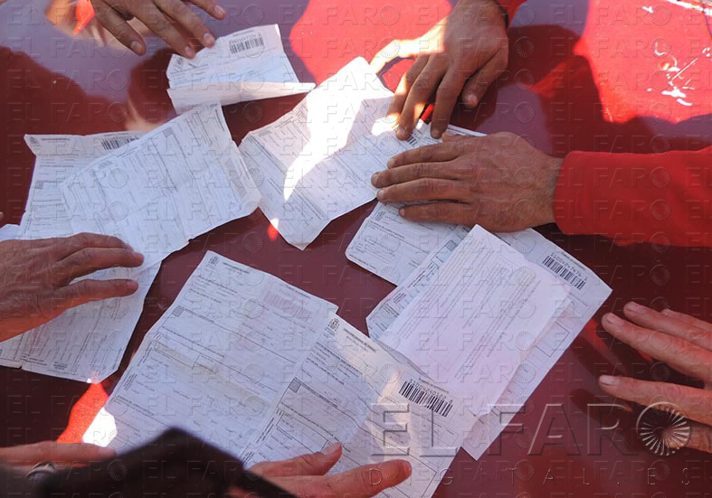 ‘Abanico’ de multas Los conductores de turismos con mercancías se preguntan por qué les “multan y decomisan” los productos “con excusas” a pesar de que tienen factura y pagaron por estos bienes. Defienden que no pierden visibilidad porque los distribuyen de forma correcta.