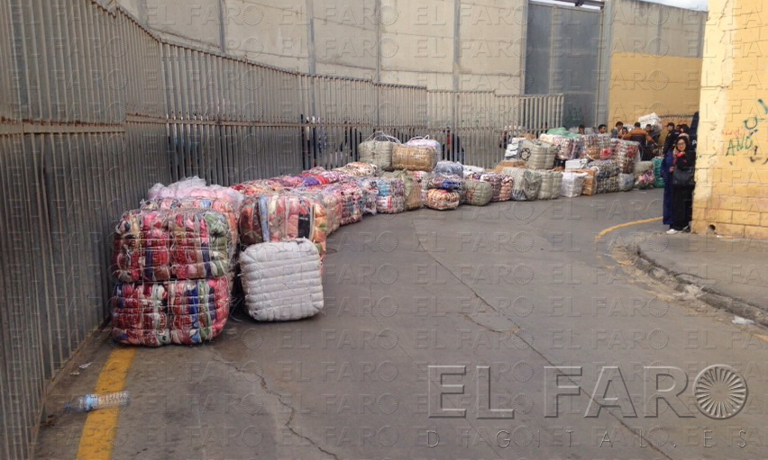 Reguero de paquetes cuya entrada en Marruecos fue vetada al incumplir las dimensiones acordadas.