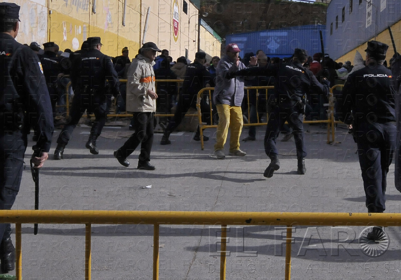 La intervención provocó la estampida de los porteadores.